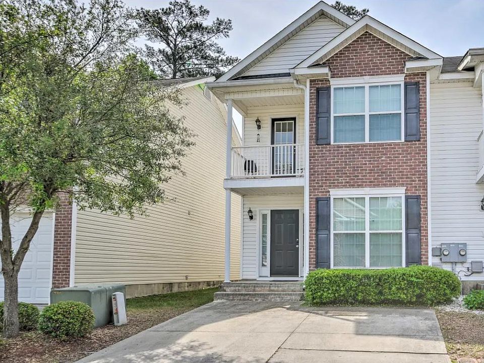 Front entrance, 2 parking spots, balcony and front porch.