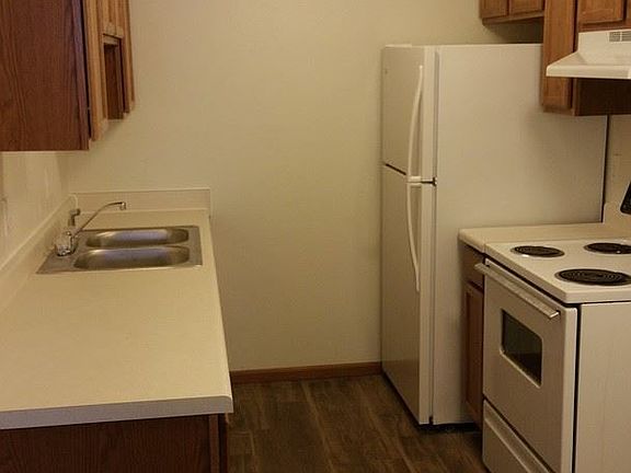 2nd image of 920 E Burlington St APT 4