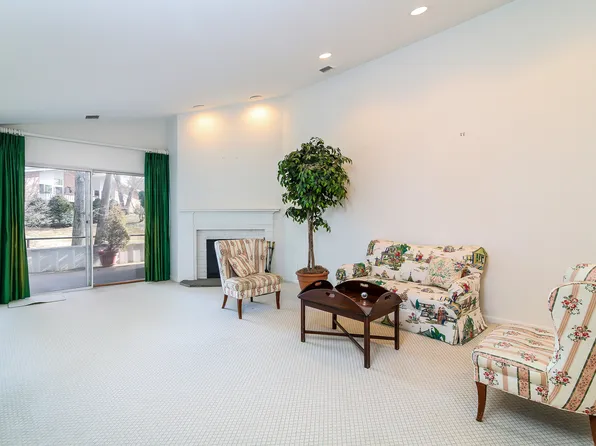 215 Southport Woods Dr, Southport, CT 06890