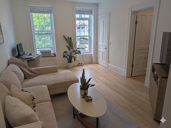 4th image of 2765 N Kenmore Ave #1F
