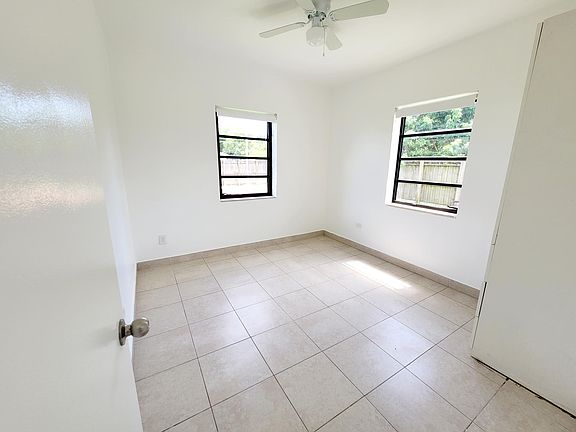 4th image of 18177 NE 21st Ave