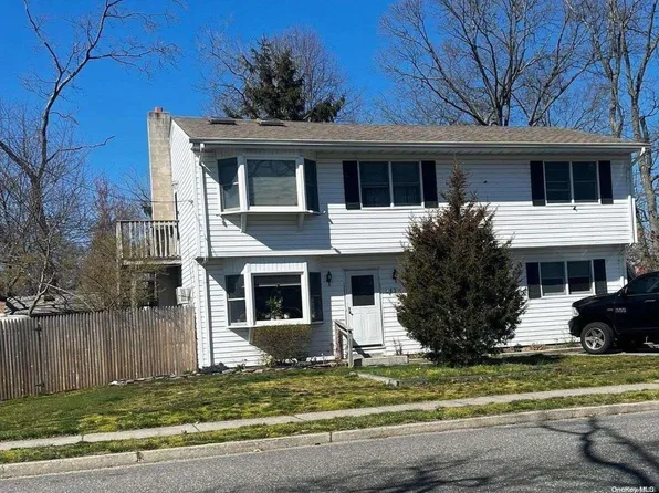 17 Manhattan Boulevard, Islip Terrace, NY 11752