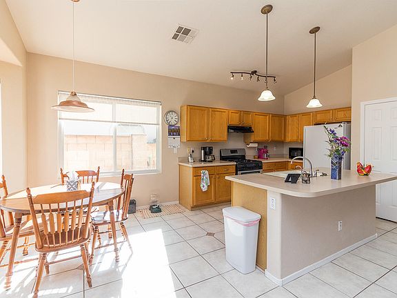 3rd image of 413 E Heatherglenn Pl