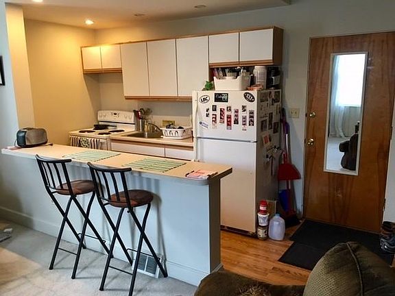 5th image of 327 Stratford Ave
