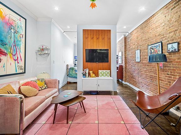 3rd image of 330 W 17th St APT 3