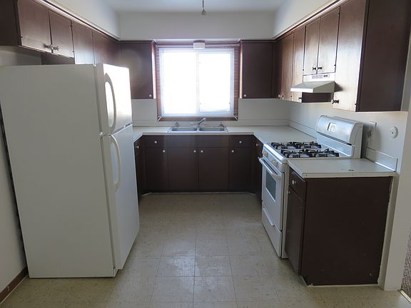 Kitchen w/ Plenty of Countertop/Cupboard Space