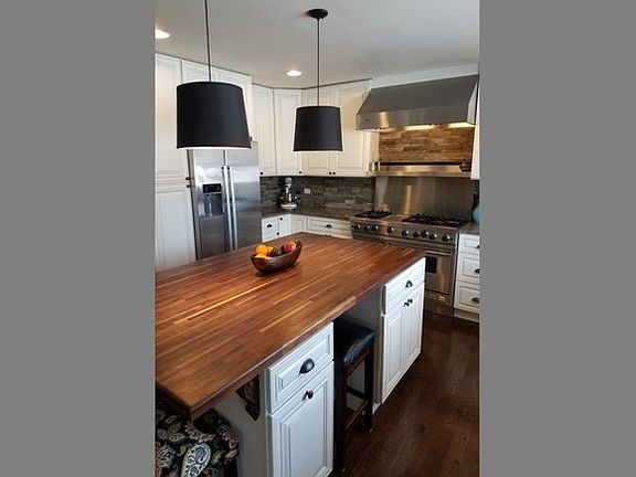 5th image of 835 Interlaken Dr