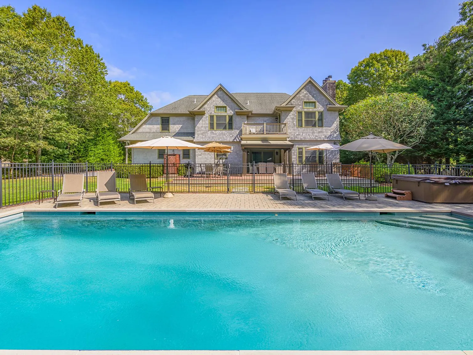 Pristine Quogue 6 Bed Rental With Pool, Tennis & Village Beach — Photo 4