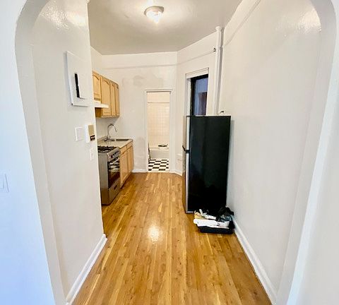 4th image of 331 E 88th St #4B