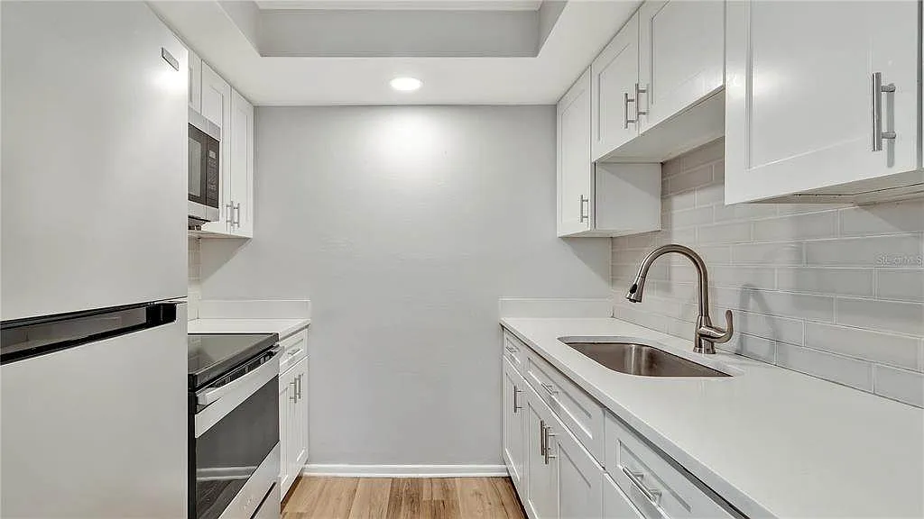 3 bed, 1000 sqft, $2,050 — Photo 3