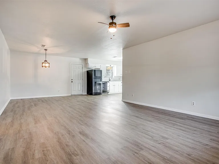 2212 Rifle Bend Dr — Photo 3