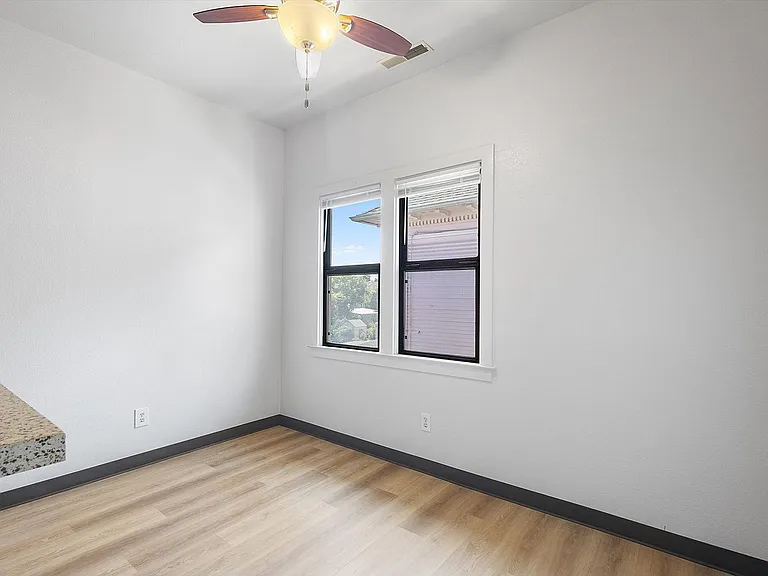 1336 1/2 Park Ave — Photo 11