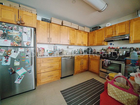 2nd image of 25-50 Crescent St #2C2