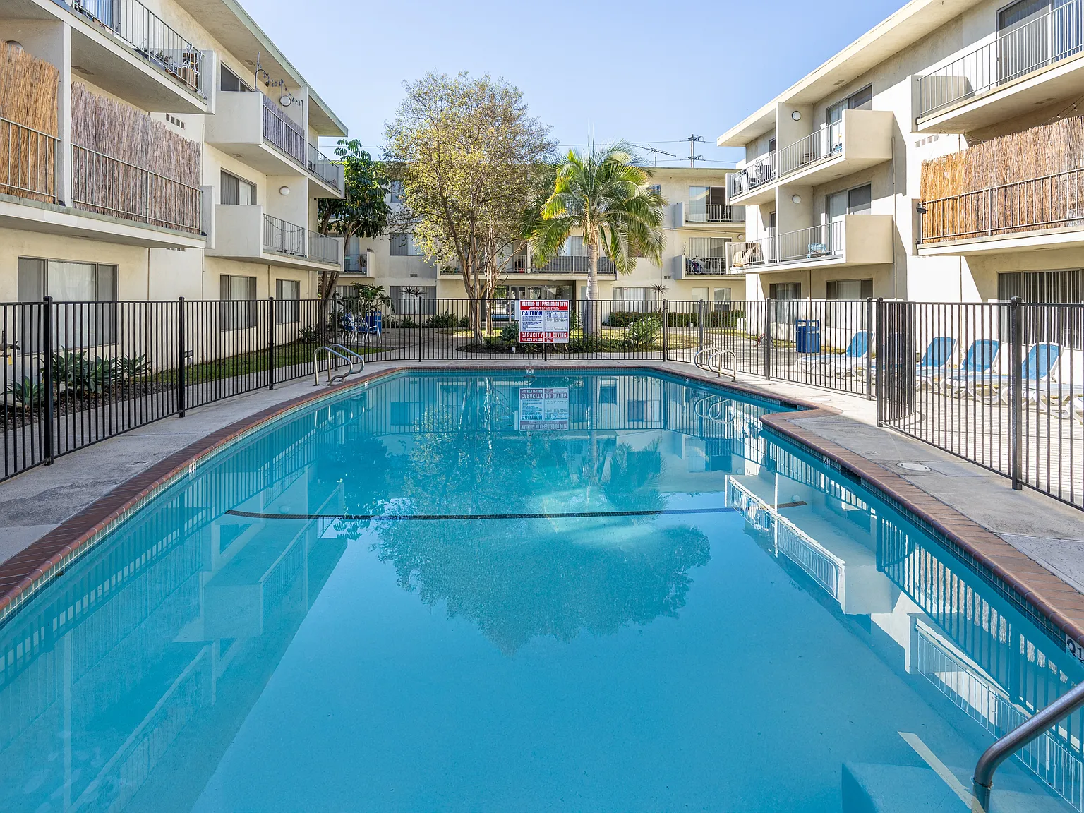 Park Manor Apartments — Photo 2