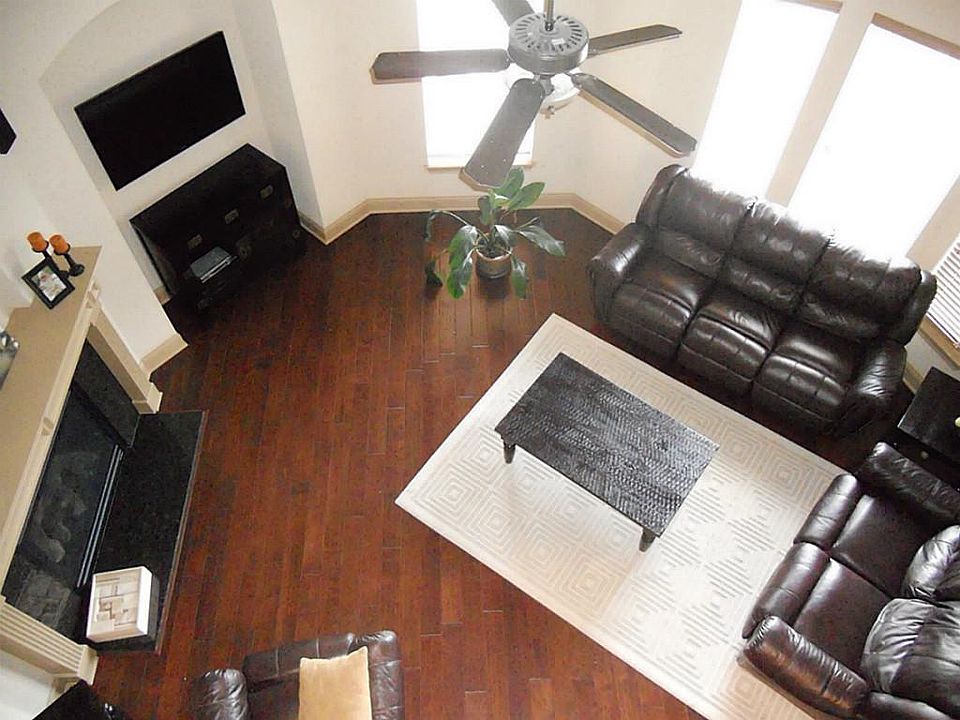   2 STORY CEILINGS IN FAMILY ROOM.