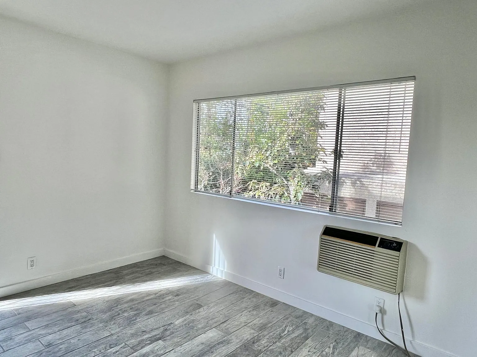 7411 Willoughby Ave — Photo 4