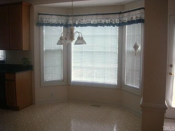 Sunny Eat-In-Kitchen