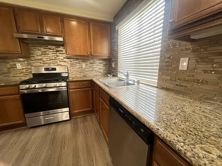 15907 Fountain Ln — Photo 7