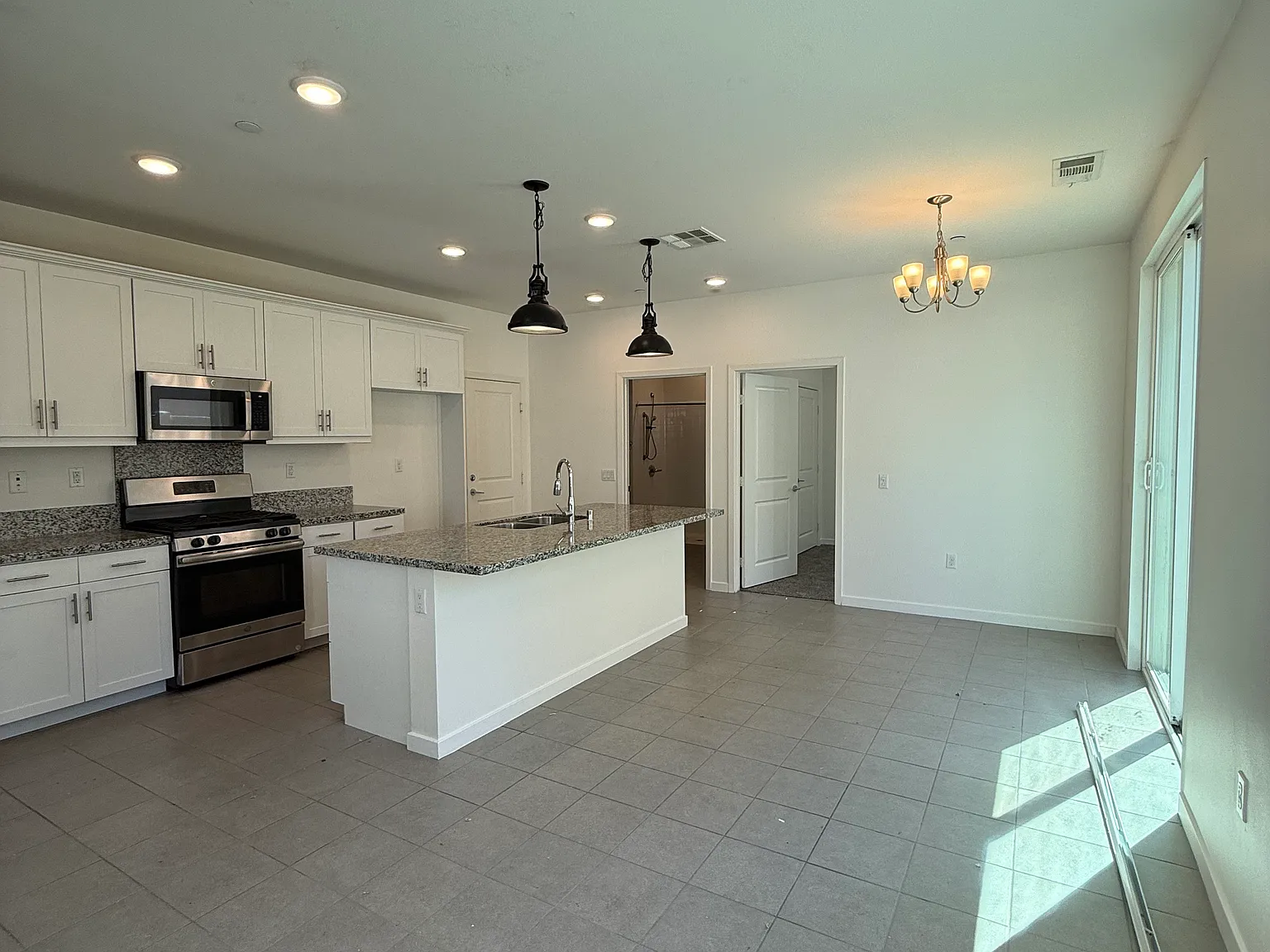 4 bed, 1643 sqft, $3,150 — Photo 4