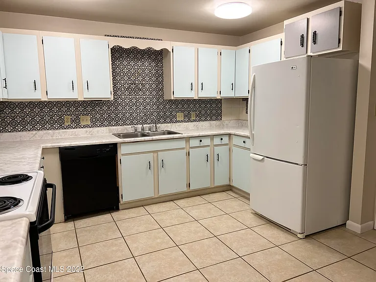113 Medina St — Photo 3