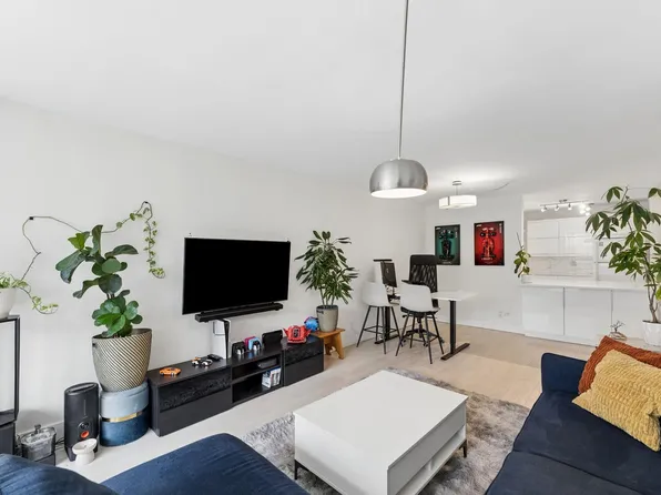 2024 Fullerton Ave #905, North Vancouver, BC V7P 3G4