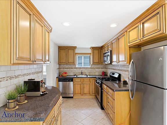 3rd image of 39 Oak St Floor 1