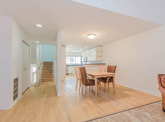 5th image of 725 W Waveland Ave #3B