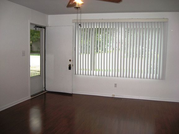 3rd image of 299 Edgemere Ct