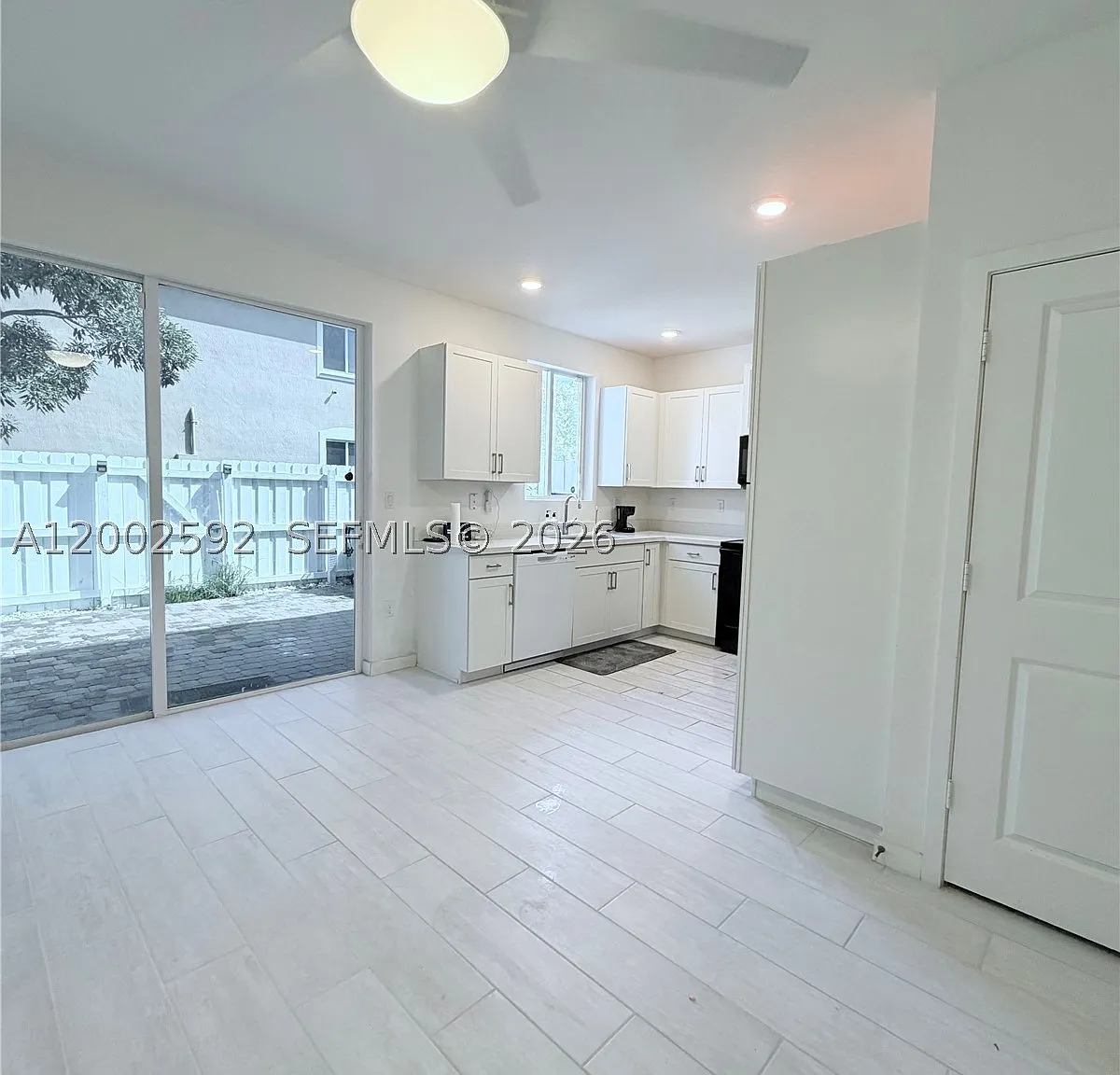 3 bed, 2.5 bath, 1302 sqft, $2,500 — Photo 4
