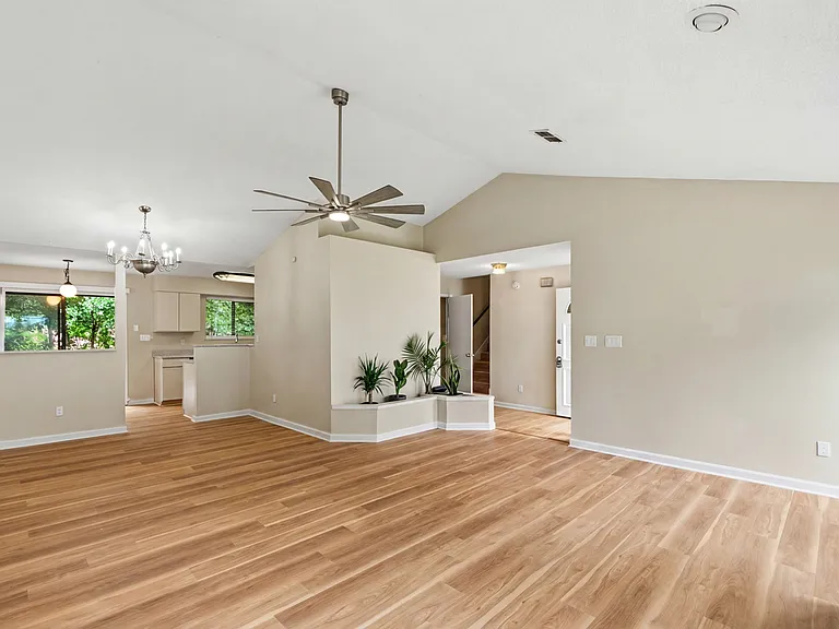 982 Chapman Cir — Photo 4