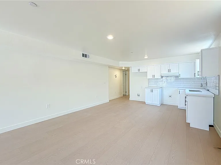 734 E 52nd St — Photo 11