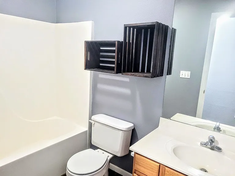 1128 Leonard Ave — Photo 1