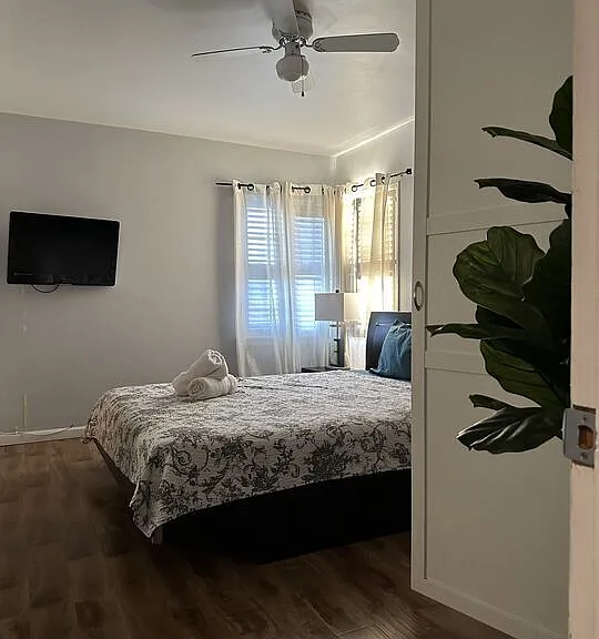 137 S Rexford Dr #2 — Photo 6