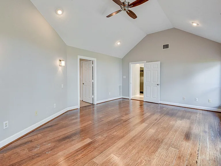 10045 Valley Dr S — Photo 21