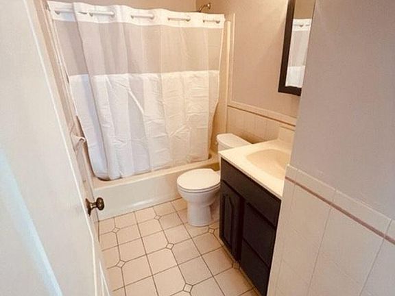 5th image of 108 Bloomingdale Ave #14c27d4fa