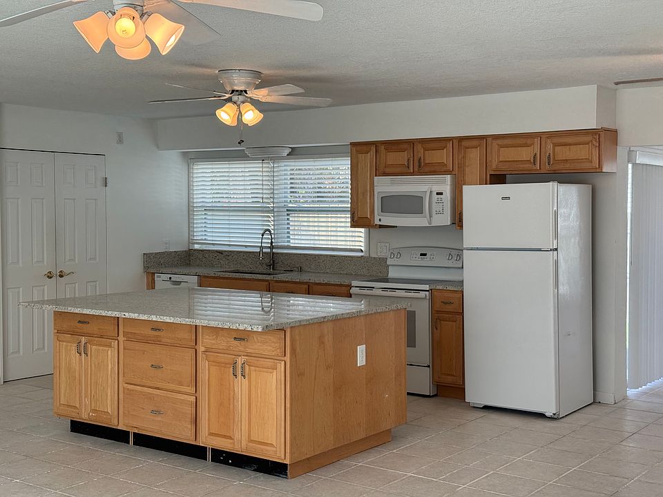 1st image of 215 Pelican Dr #1