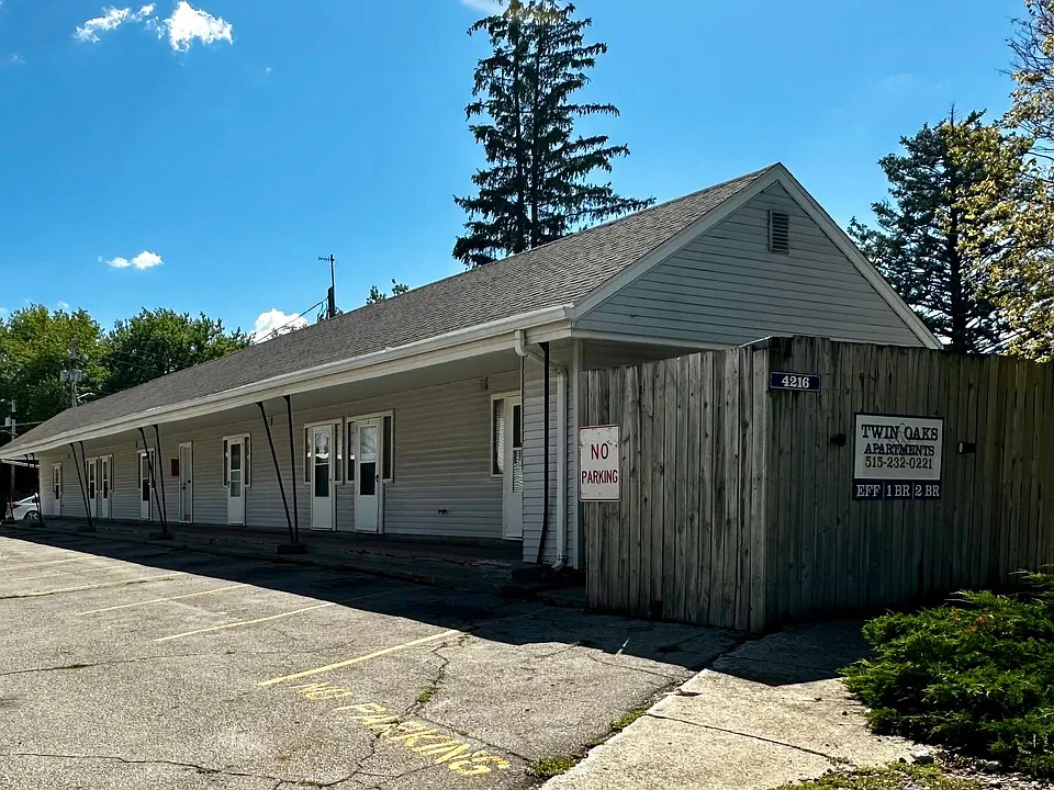 4216 Lincoln Swing - Studios