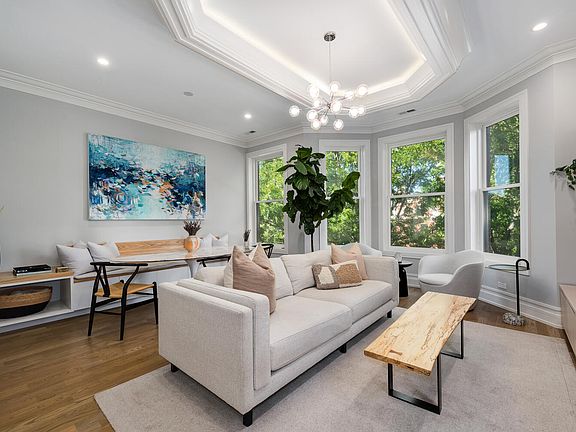 4th image of 1526 N Leavitt St #3