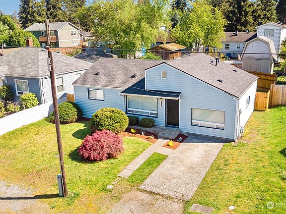 3rd image of 818 Violet Meadow Street S