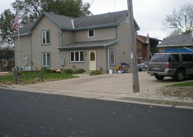 2nd image of 800 Center St