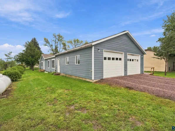 108 N 3rd Ave, Trent, SD 57065