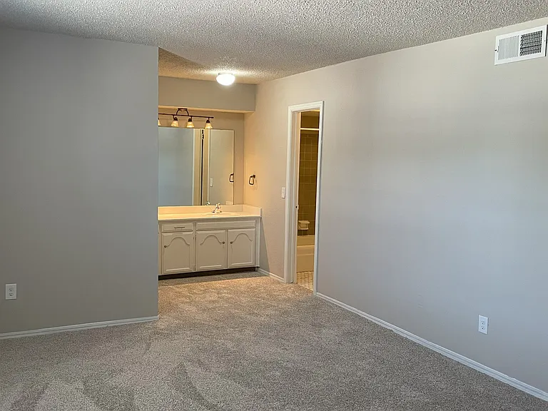 11331 N May Ave — Photo 28