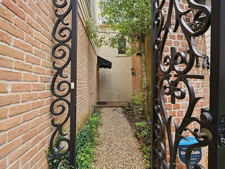 10125 Valley Forge Dr — Photo 3
