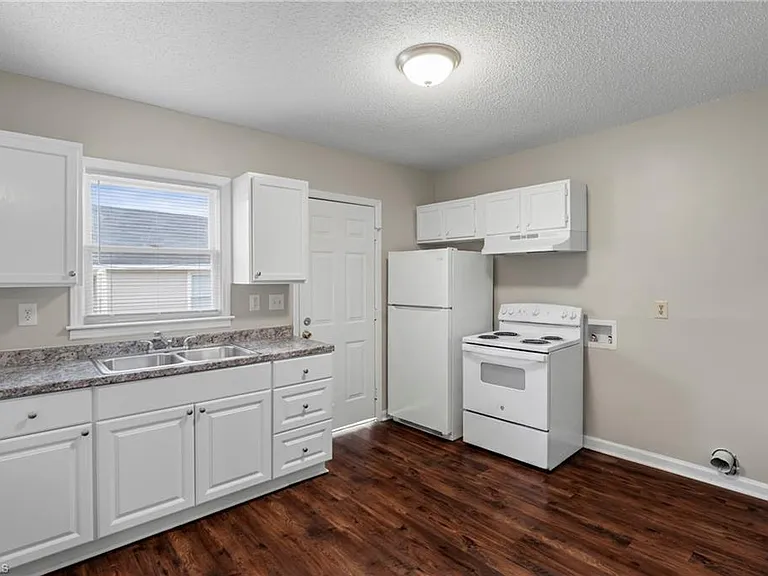 2210 E Market St — Photo 15