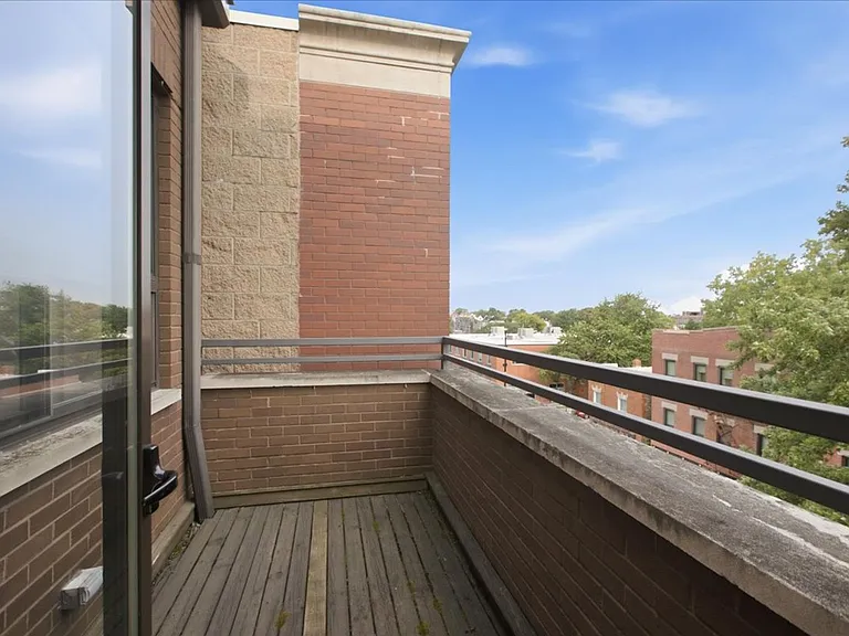 1649 W Cortland St — Photo 42