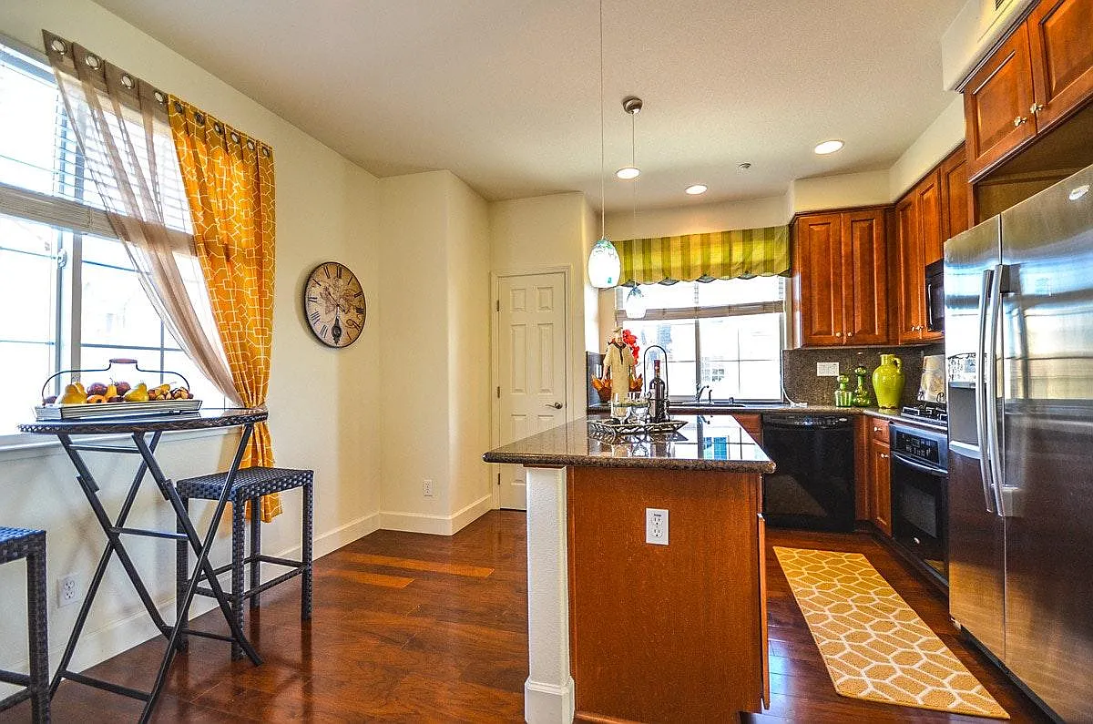 3 bed, 2.5 bath, 1675 sqft, $3,850 — Photo 4