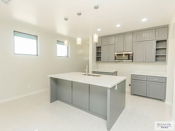 4th image of 715 Carmelita Ln
