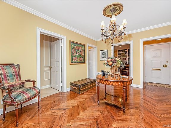 5th image of 122 Woodmere Boulevard S