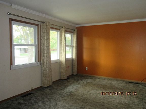 3rd image of 81 E Elmwood Dr