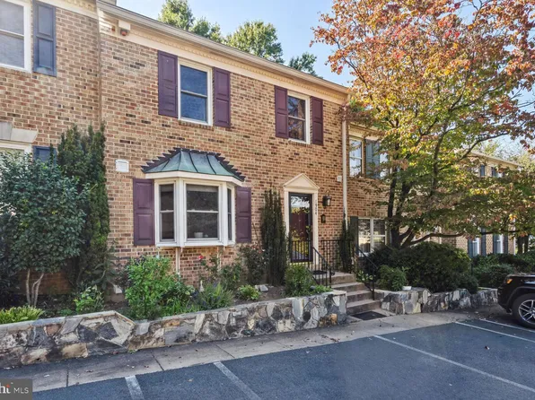 1904 Autumn Chase Ct, Falls Church, VA 22043